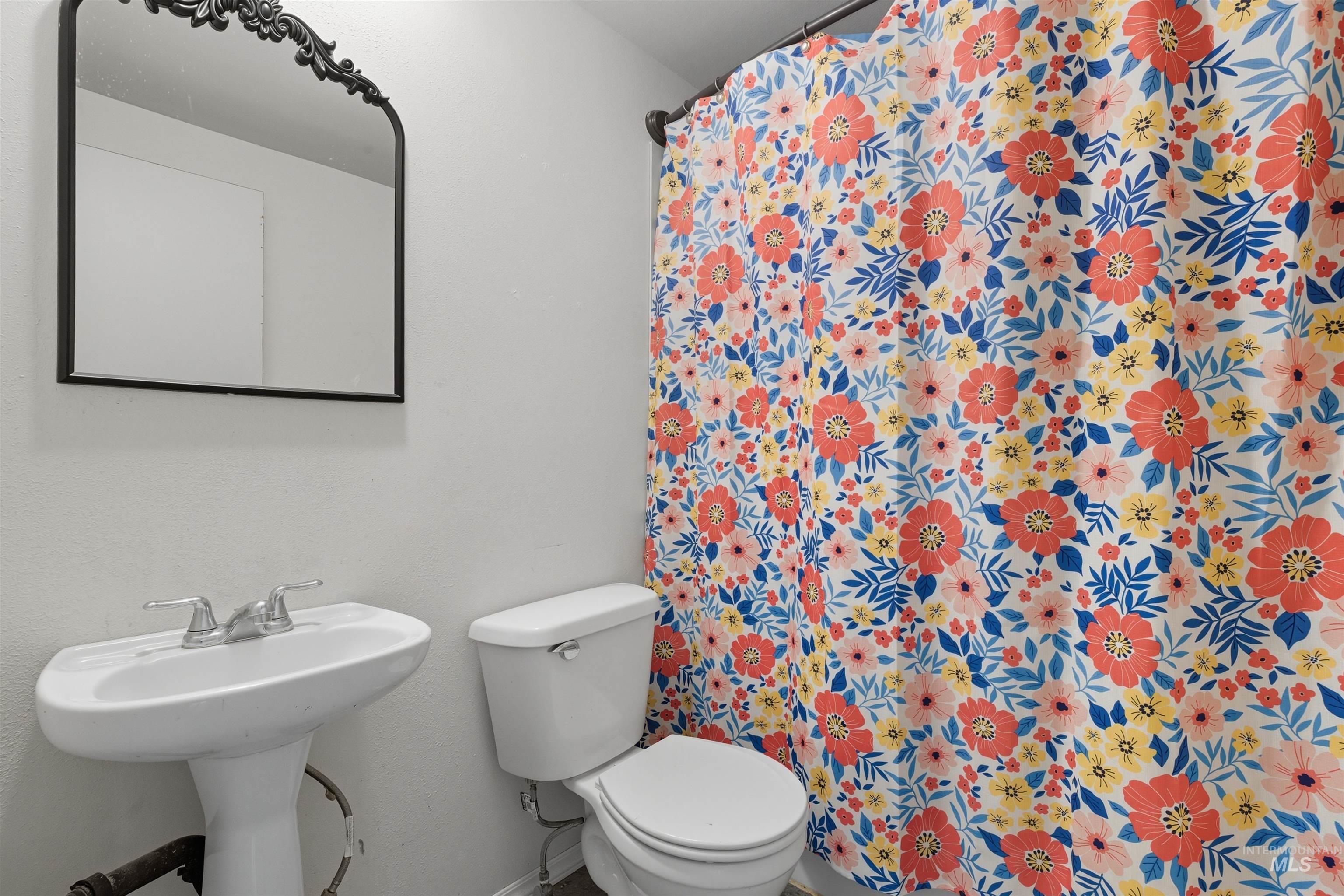 609 North Almon Street, Unit 2003 Moscow, ID 83843 - Photo 6 of 18 Full bathroom featuring curtained shower and toilet