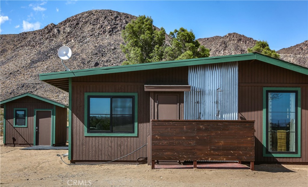 5969 Lorraine Road Yucca Valley, CA 92285 - Photo 32 of 45 a front view of a house with a garden