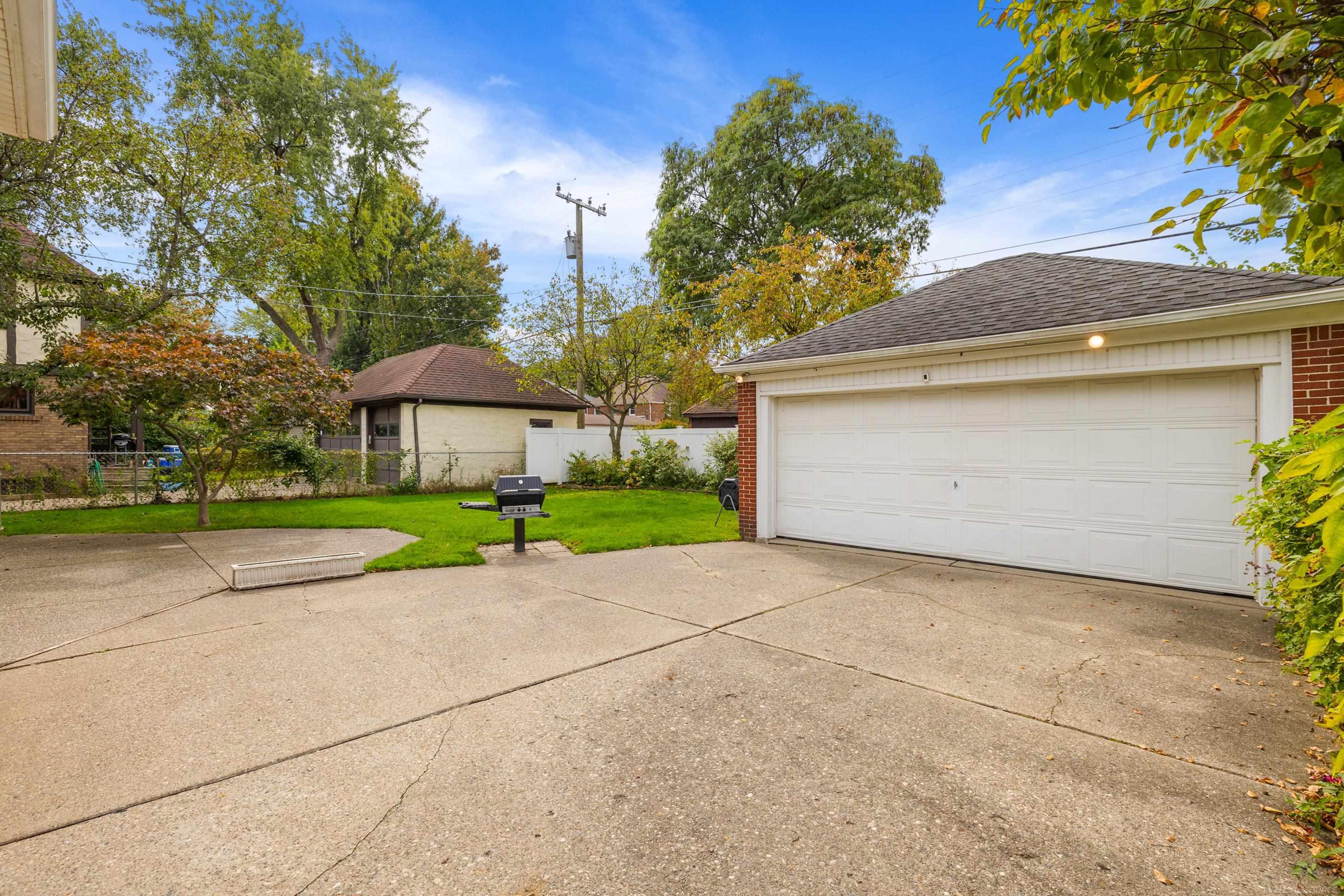 1371 Bedford Road Grosse Pointe Park, MI 48230 - Photo 5 of 44