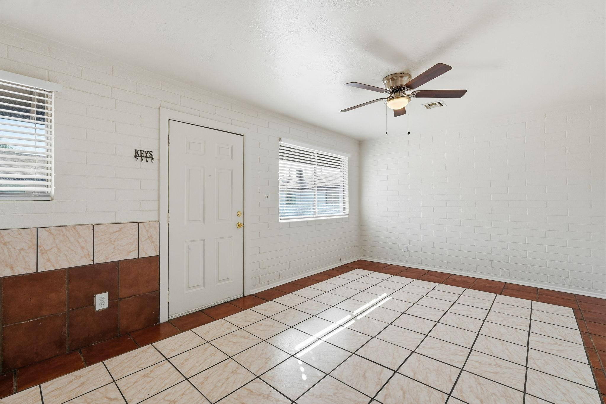 4329 North Longview Avenue, Unit 2 Phoenix, AZ 85014 - Photo 10 of 12 a view of an empty room