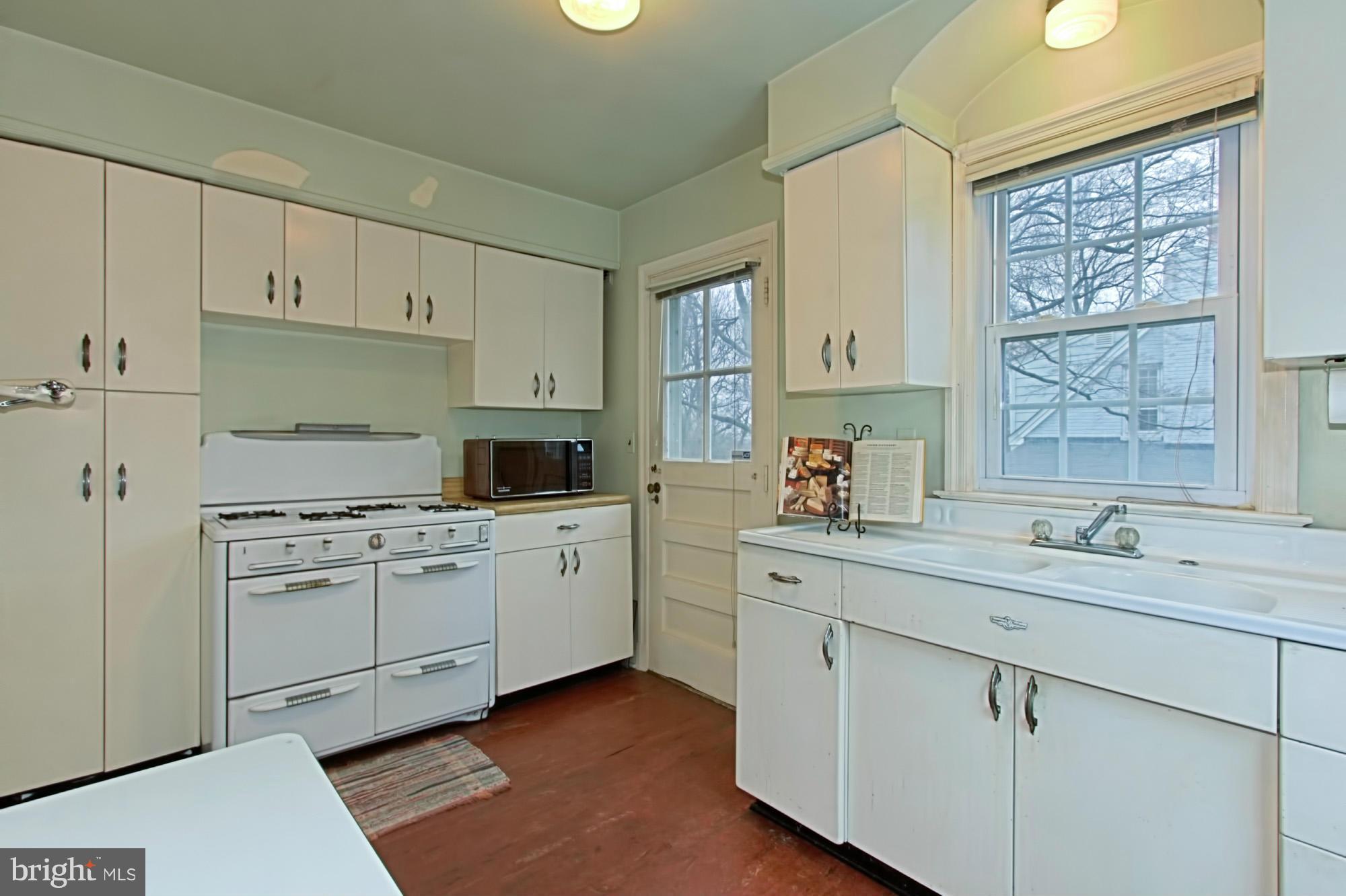 801 Ridge Place Falls Church, VA 22046 - Photo 17 of 30 Kitchen