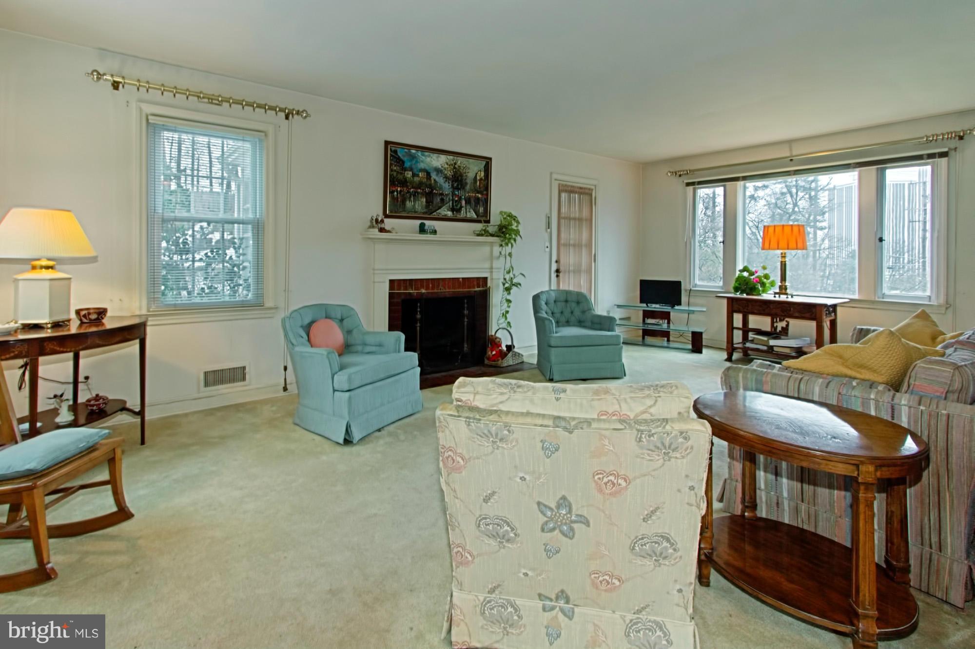 801 Ridge Place Falls Church, VA 22046 - Photo 4 of 30 Living Room