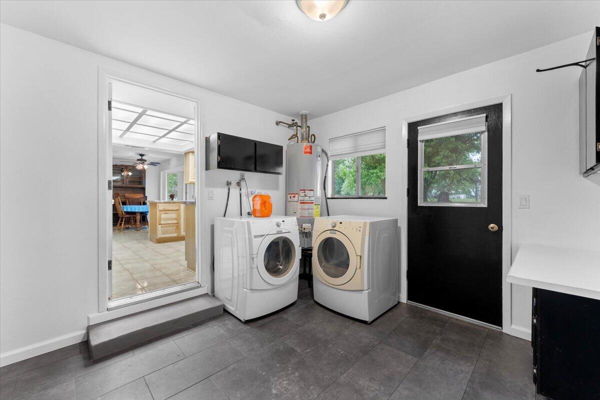 5210 Balls Ferry Road Anderson, CA 96007 - Photo 24 of 68 a utility room with dryer and washer