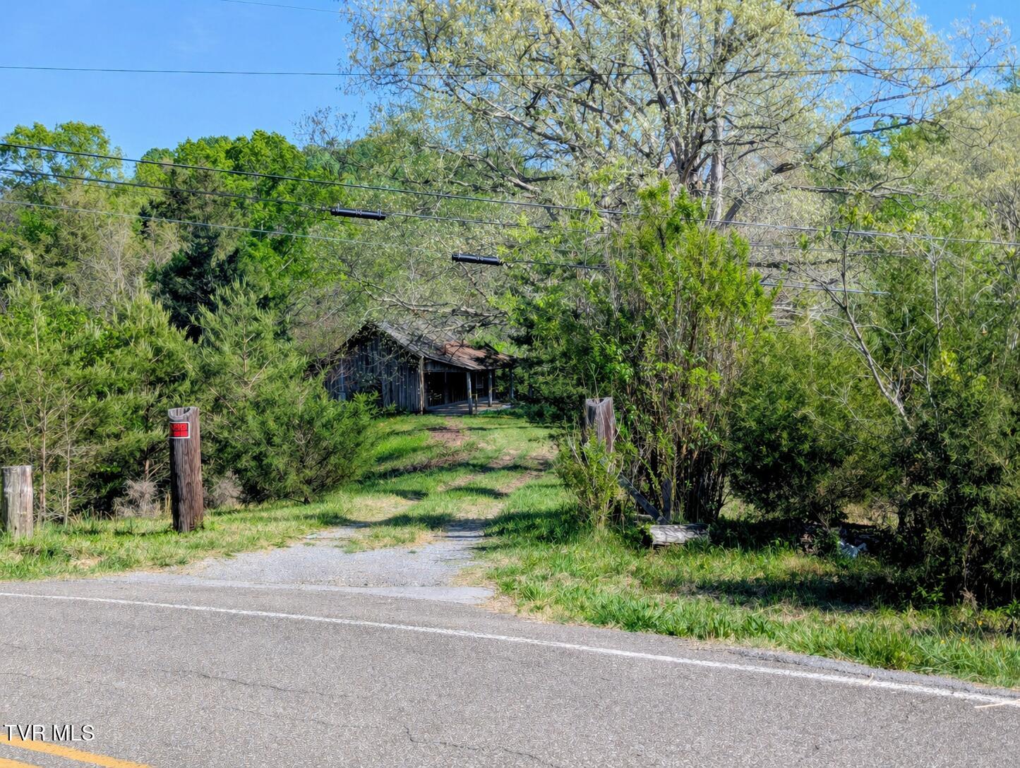 2424 Midway Road Kodak, TN 37764 - Photo 1 of 24 Cabin street view