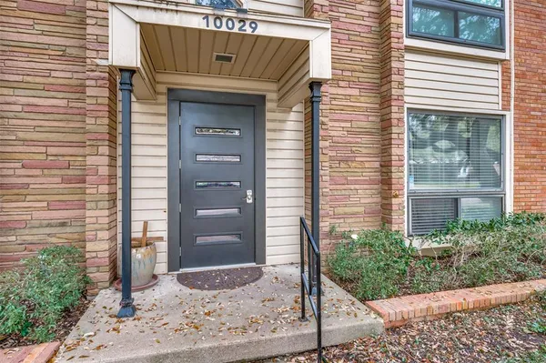 a view of entryway with a yard