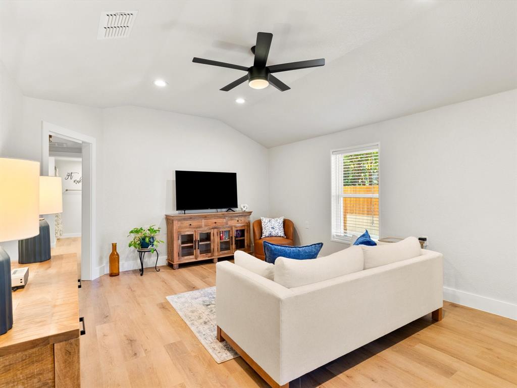 901 South Lane Street Decatur, TX 76234 - Photo 5 of 23