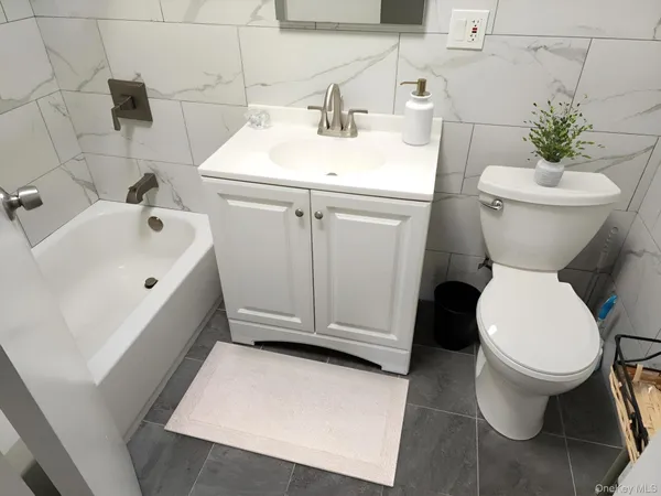 $3,800 | 45-01 Ditmars Boulevard, Unit 2R | Astoria