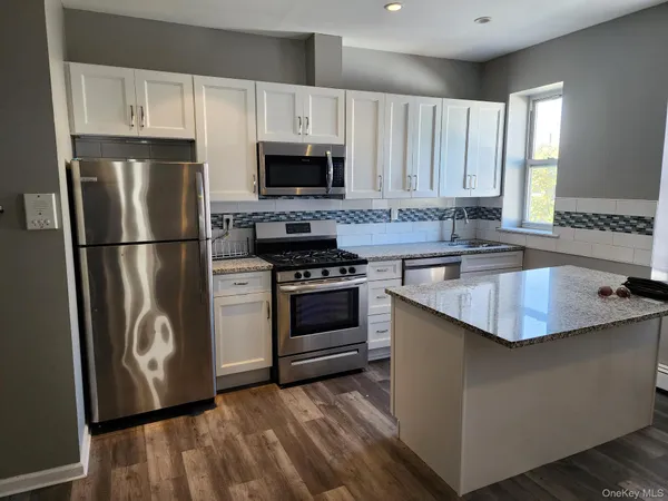 $3,800 | 45-01 Ditmars Boulevard, Unit 2R | Astoria