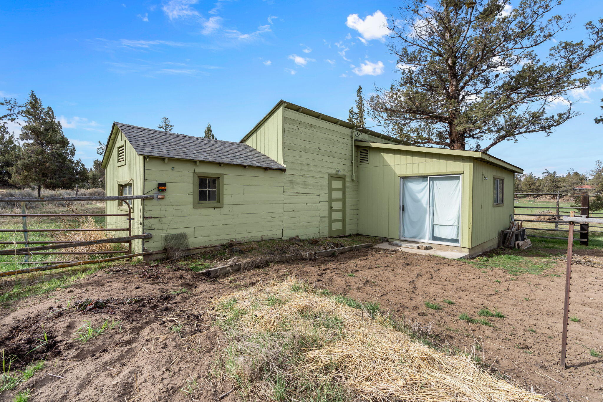 22655 Alfalfa Market Road Bend, OR 97701 - Photo 42 of 58 528SF Shop with 200 amp and Meat Cutting Room