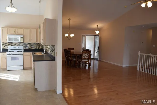 $3,500 | 354 Birchwood Crossing Lane, Maryland Heights, MO 63043