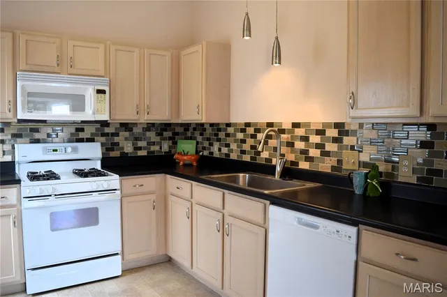 $3,500 | 354 Birchwood Crossing Lane, Maryland Heights, MO 63043