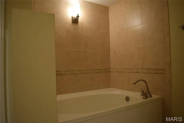 $3,500 | 354 Birchwood Crossing Lane, Maryland Heights, MO 63043