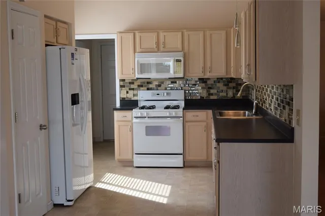 $3,500 | 354 Birchwood Crossing Lane, Maryland Heights, MO 63043