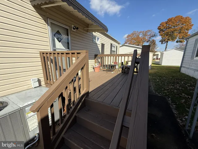 a house view with backyard space