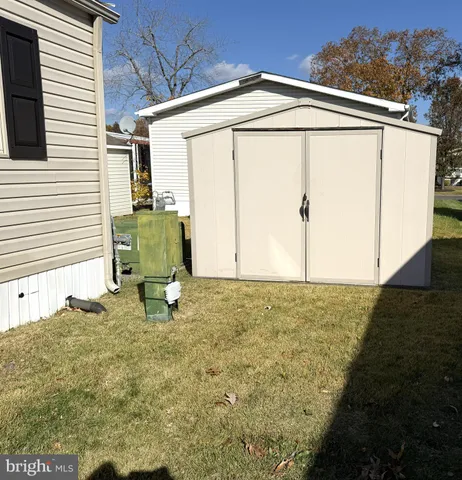 a view of backyard of the house