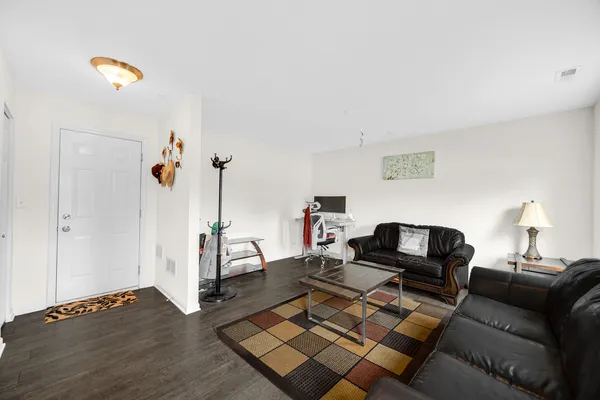 $3,100 | 57 Margaret Drive, Schaumburg, IL 60194