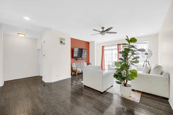 $3,100 | 57 Margaret Drive, Schaumburg, IL 60194