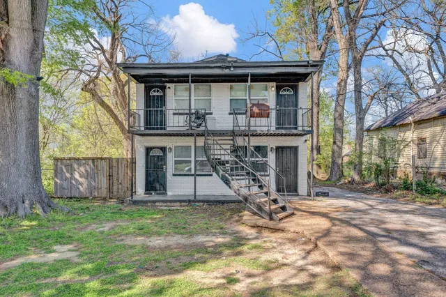 a house view with a outdoor space