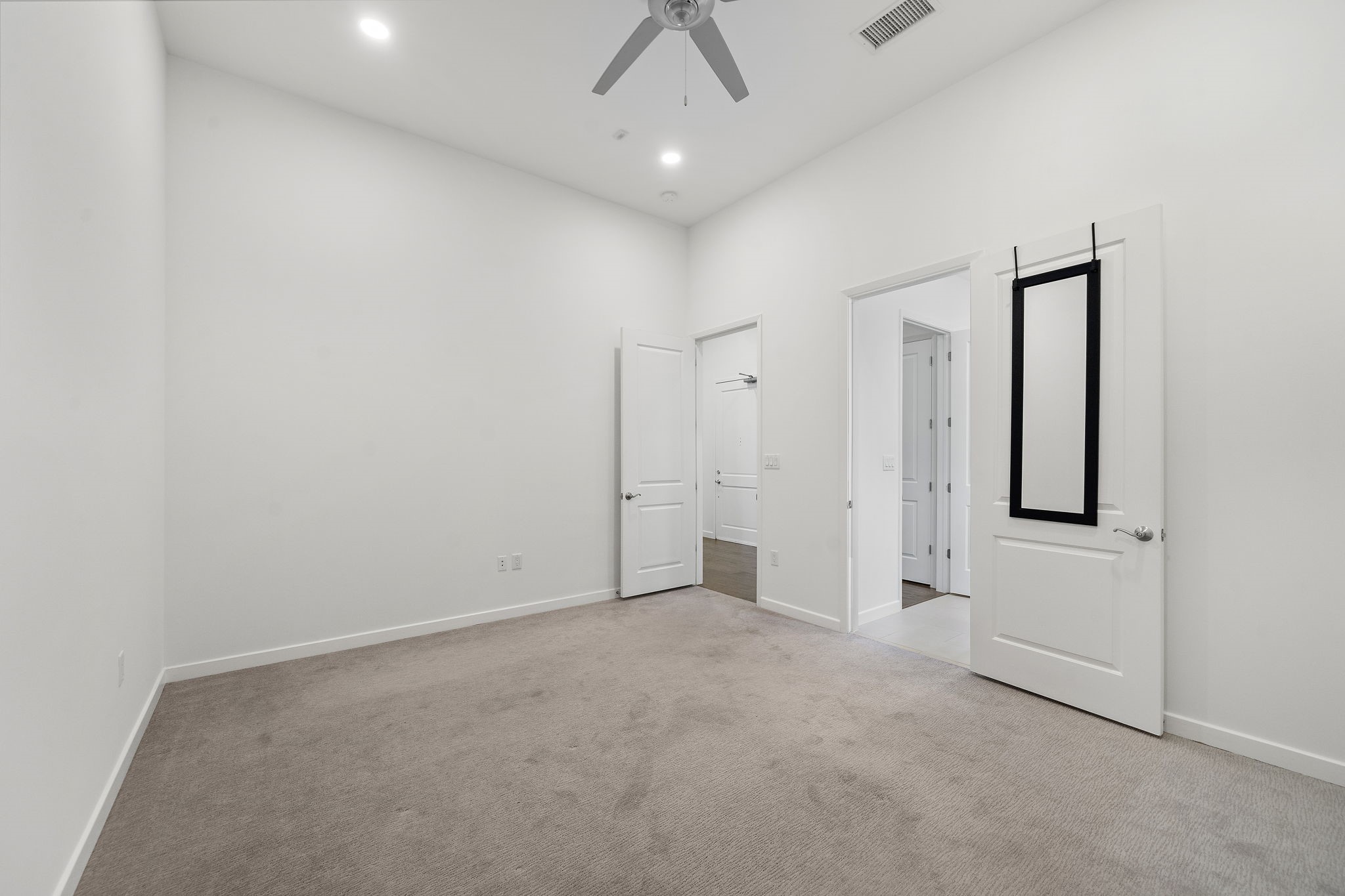 4820 Caroline Street, Unit 507 Houston, TX 77004 - Photo 15 of 20 an empty room with chandelier fan