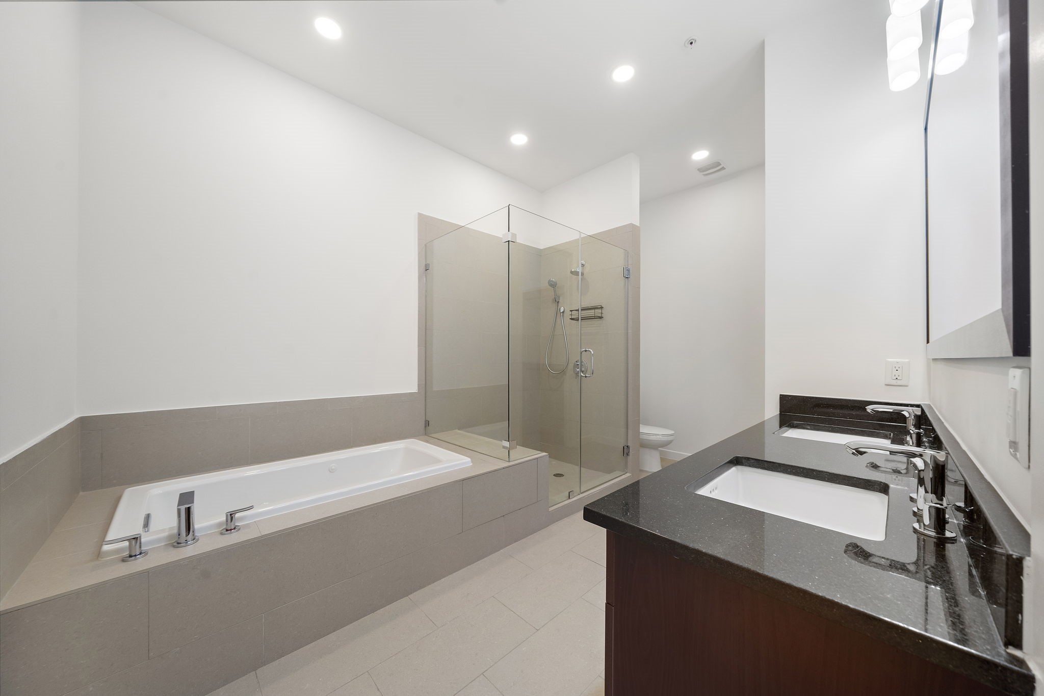 4820 Caroline Street, Unit 507 Houston, TX 77004 - Photo 16 of 20 a bathroom with a bathtub and a sink