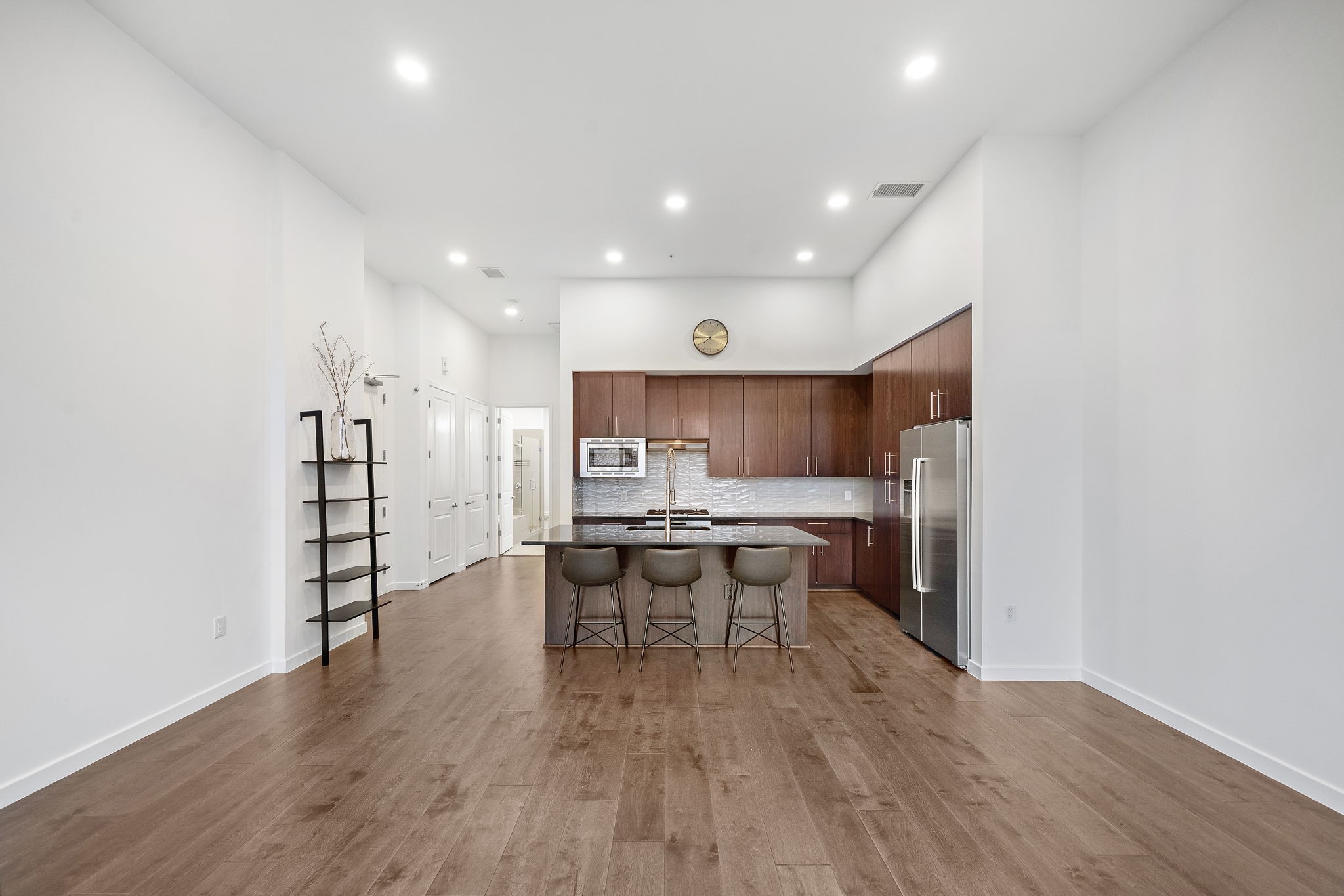 4820 Caroline Street, Unit 507 Houston, TX 77004 - Photo 4 of 20 a kitchen with a table and chairs in it