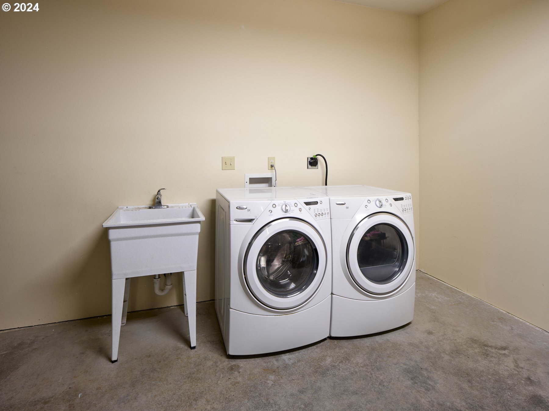 29902 Northwest 51st Avenue Ridgefield, WA 98642 - Photo 30 of 46 a utility room with dryer and washer