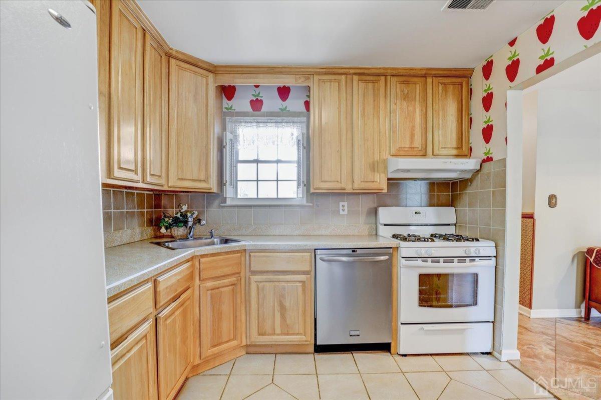 95 Neilly Court Old Bridge, NJ 08857 - Photo 13 of 35 a kitchen with a stove a sink and a refrigerator