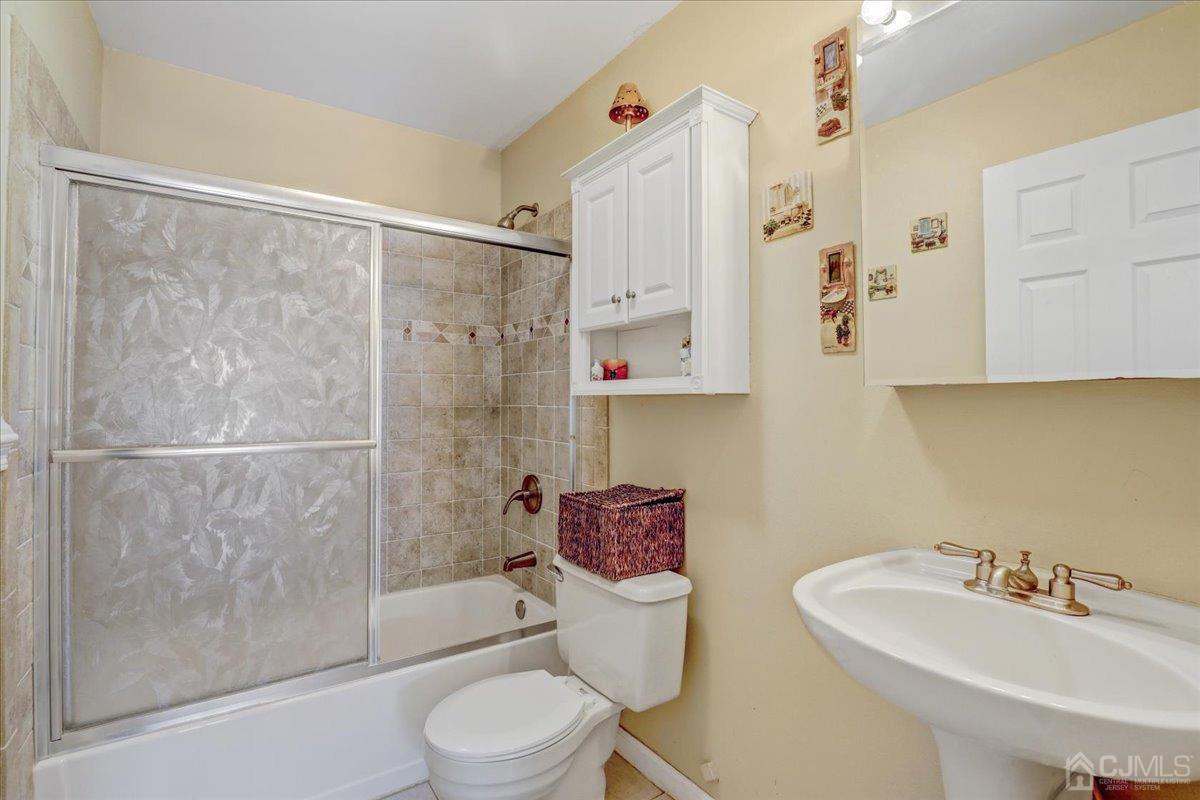 95 Neilly Court Old Bridge, NJ 08857 - Photo 21 of 35 a bathroom with a sink mirror toilet and bathtub