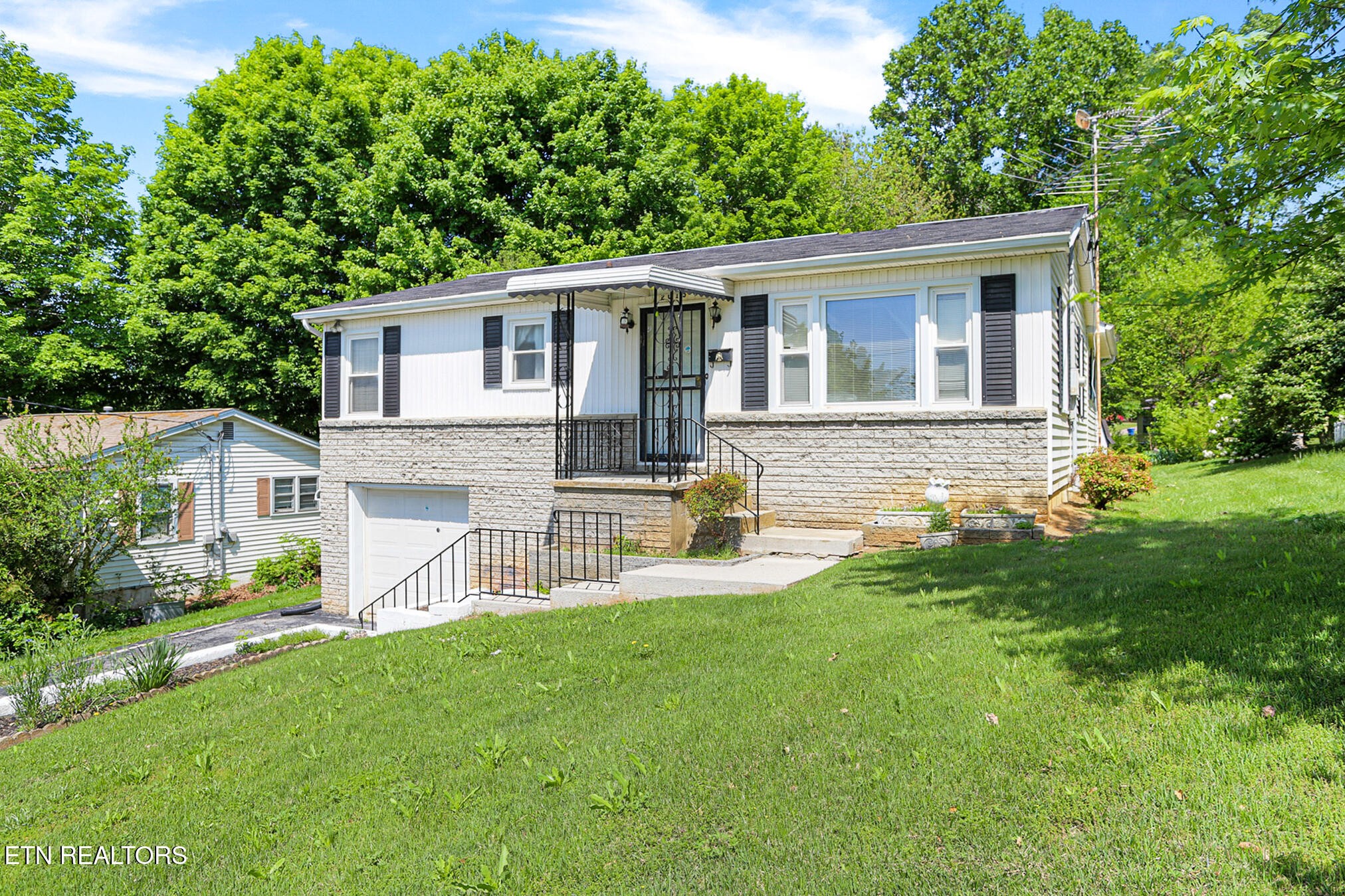 2015 Carolyn Drive Jefferson City, TN 37760 - Photo 2 of 44 a front view of house with yard and green space