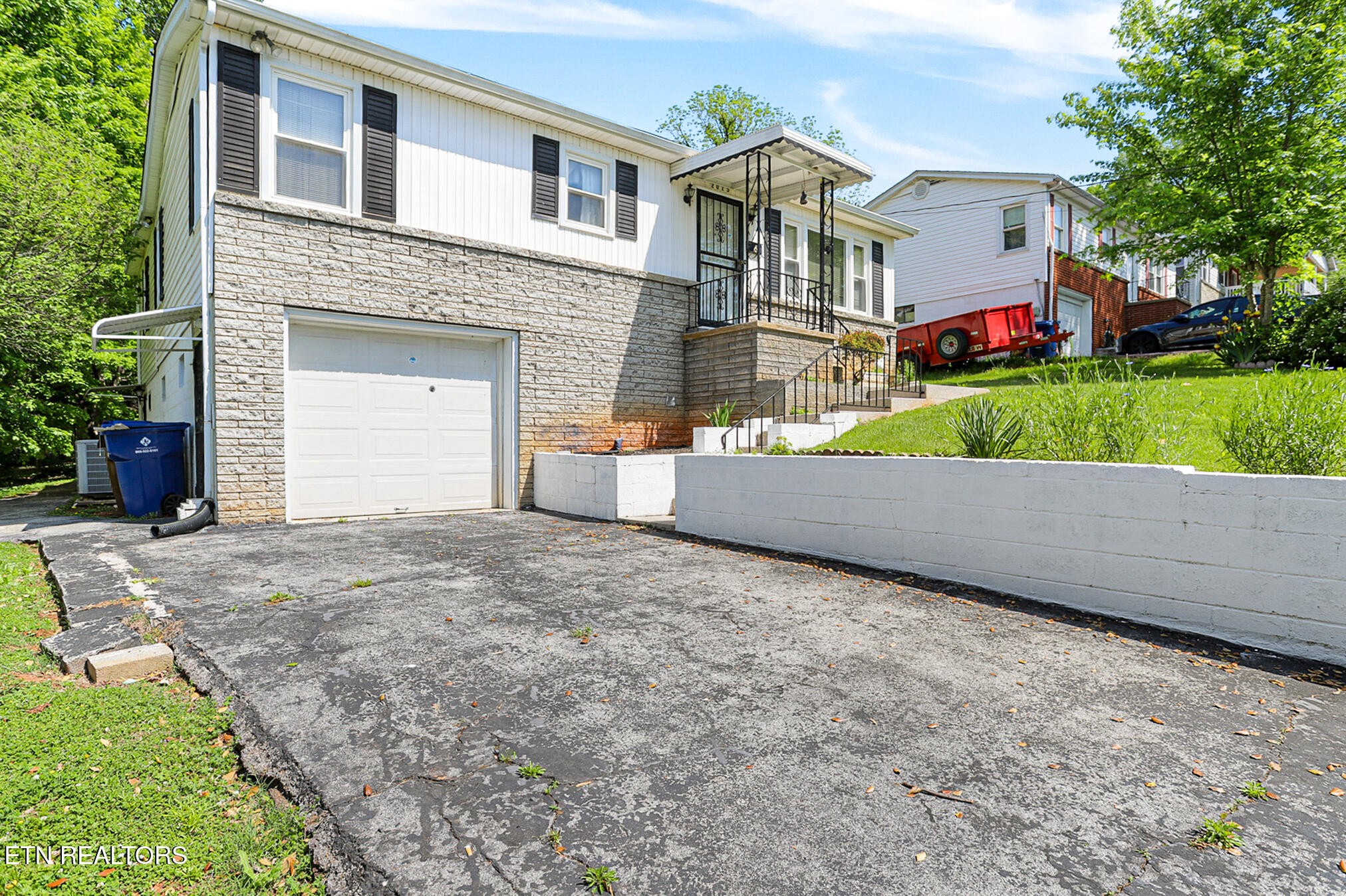 2015 Carolyn Drive Jefferson City, TN 37760 - Photo 39 of 44 a front view of house with yard