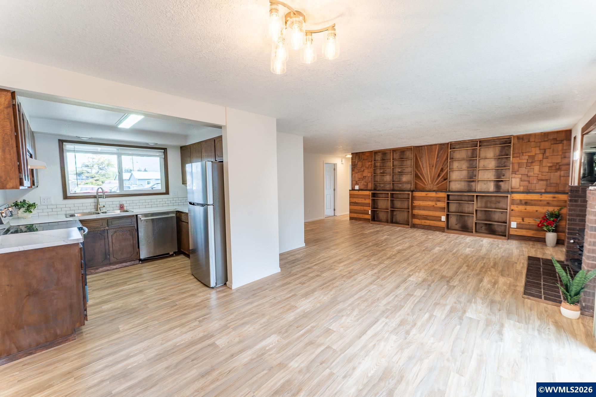 2025 Pine Street Florence, OR 97439 - Photo 7 of 27
