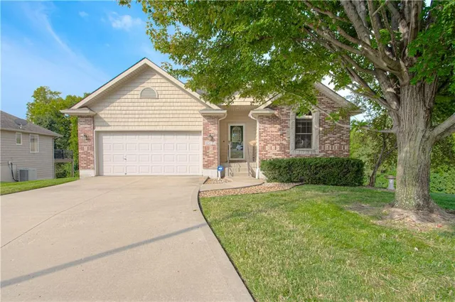 $320,000 | 4500 Harvard Lane, Kansas City, MO 64133