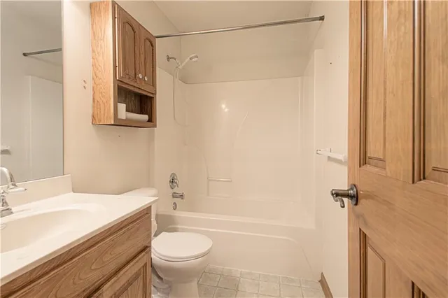 $320,000 | 4500 Harvard Lane, Kansas City, MO 64133