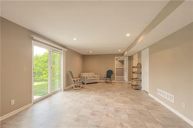 $320,000 | 4500 Harvard Lane, Kansas City, MO 64133