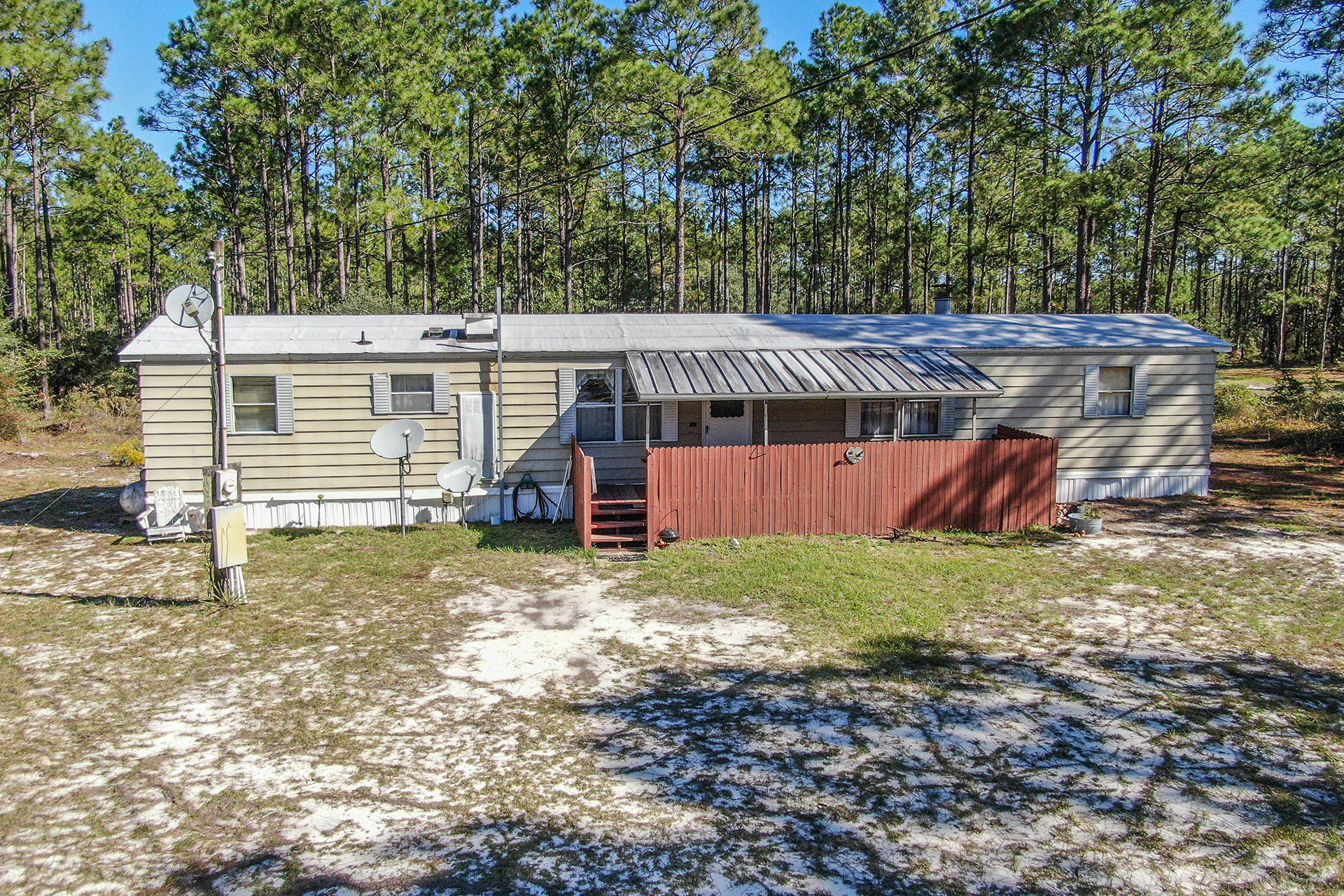 887 Don Graff Road Freeport, FL 32439 - Photo 4 of 17 a view of a backyard with a small cabin