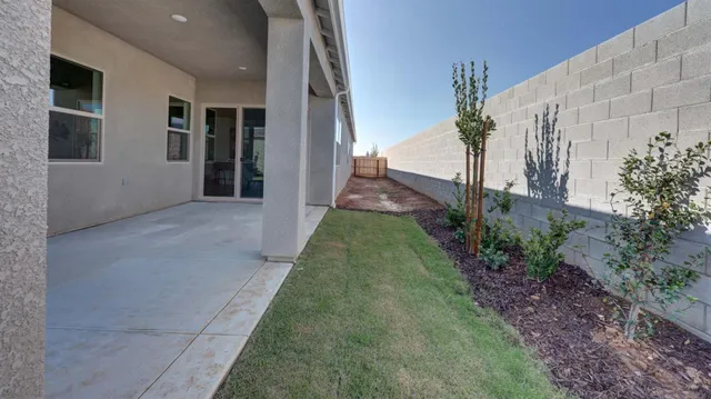 a view of a house with backyard