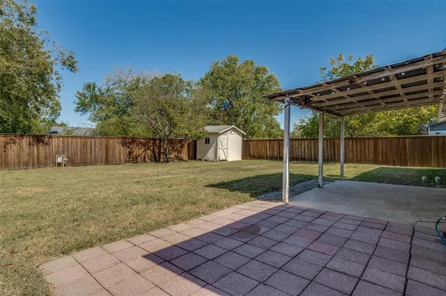 a view of a house with backyard and a tree