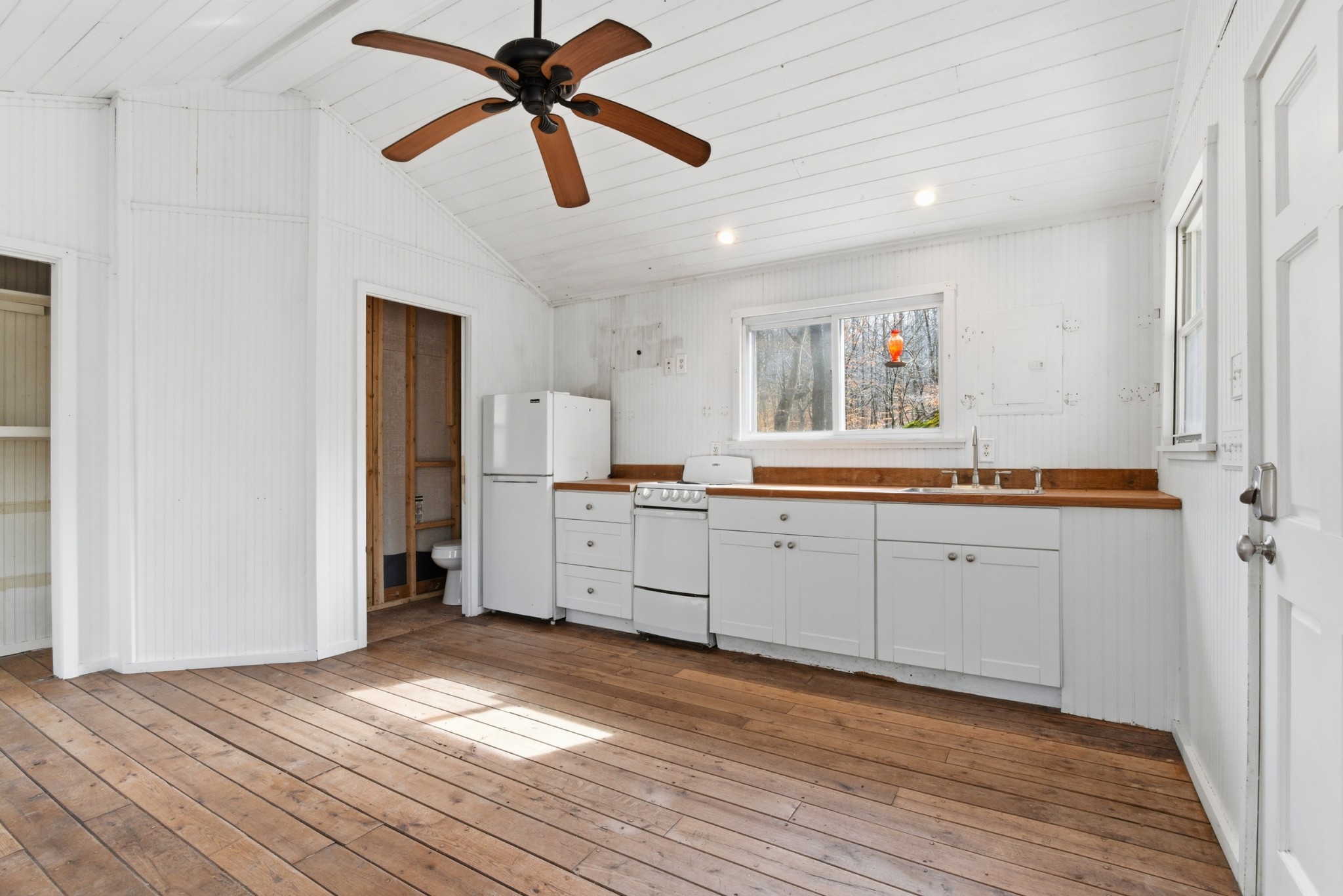 3972 Skelley Road Santa Fe, TN 38482 - Photo 22 of 47 a view of a kitchen with electric appliances