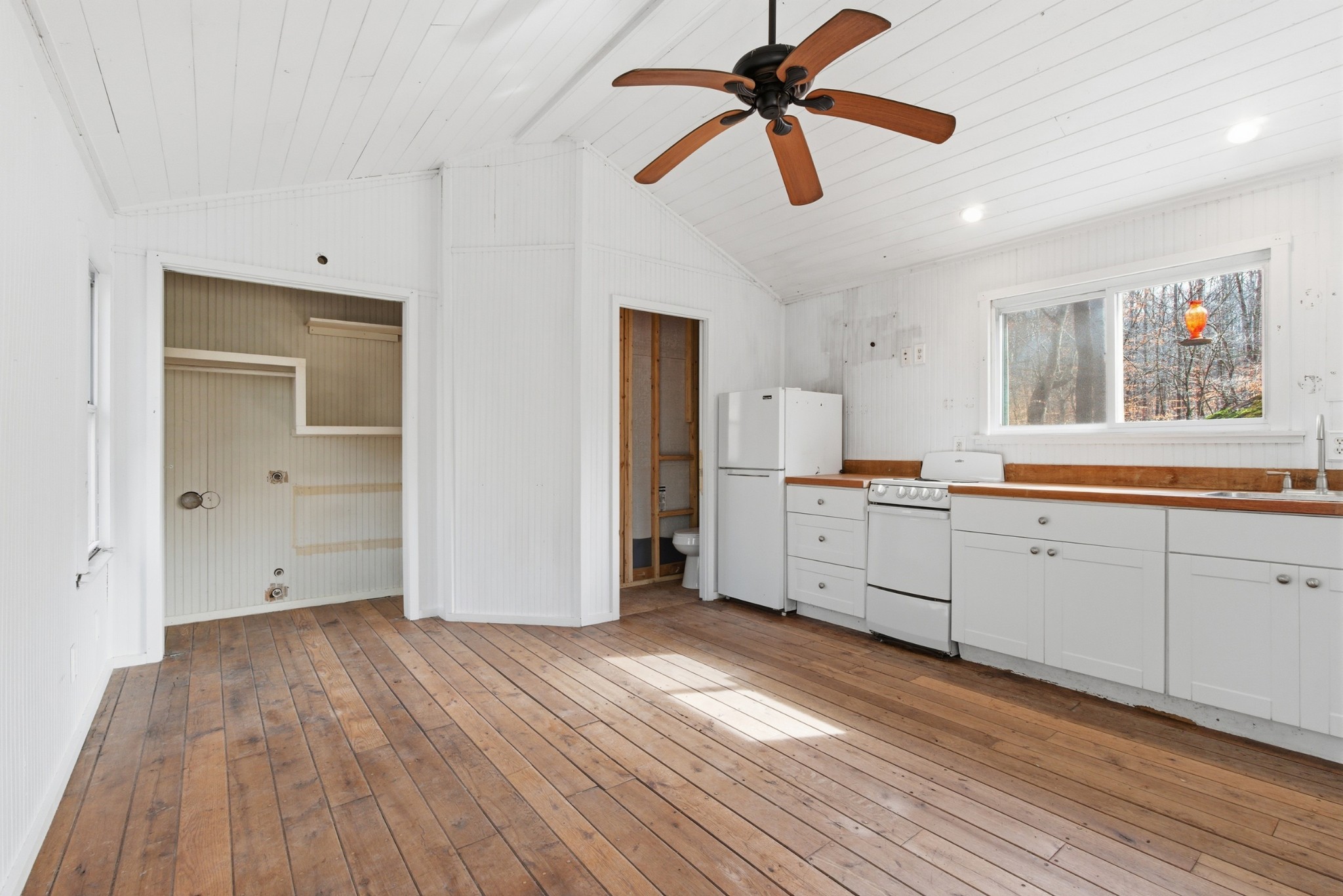 3972 Skelley Road Santa Fe, TN 38482 - Photo 26 of 47 a view of a kitchen with electric appliances