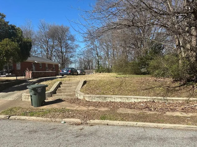 a view of a water fountain in the middle of a yard