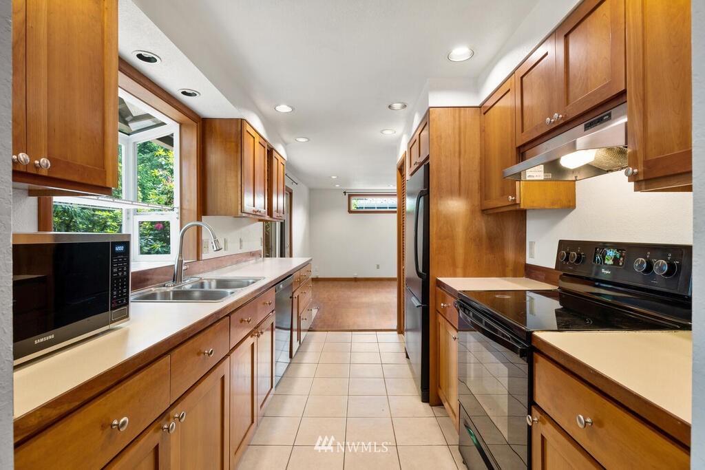 14654 203rd Avenue Southeast Renton, WA 98059 - Photo 14 of 39