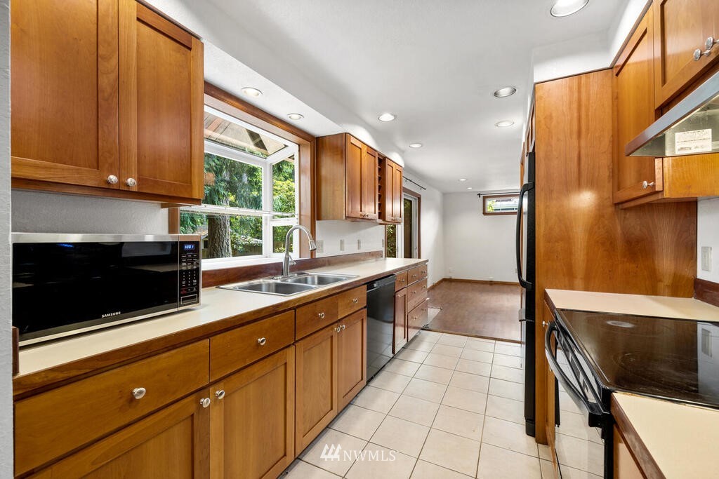 14654 203rd Avenue Southeast Renton, WA 98059 - Photo 15 of 39