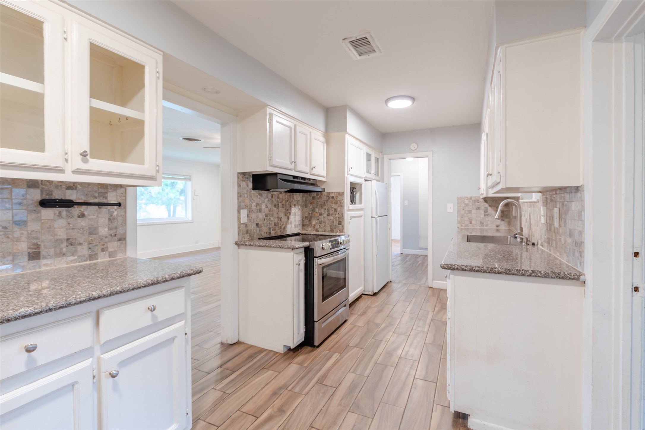 6131 Grape Street Houston, TX 77074 - Photo 5 of 41