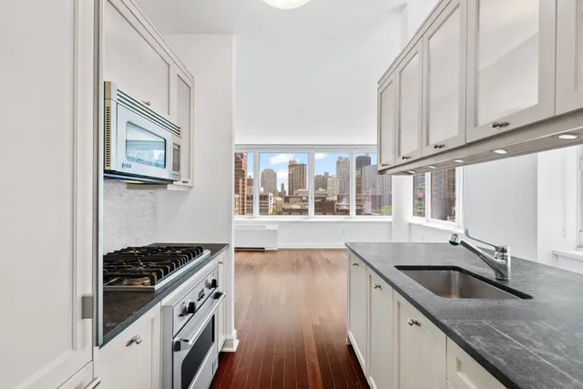 $2,325,000 | 80 Riverside Boulevard, Unit 15E | Upper West Side