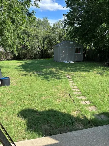 a view of a backyard