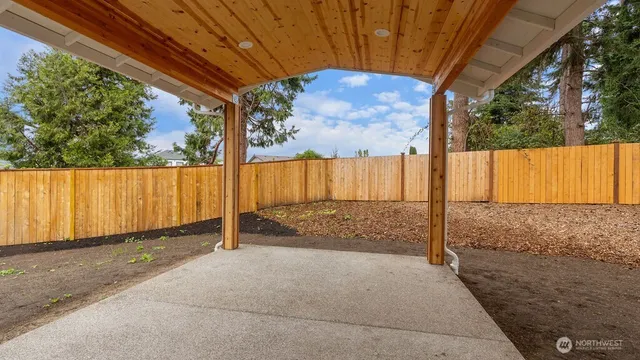 a view of a backyard