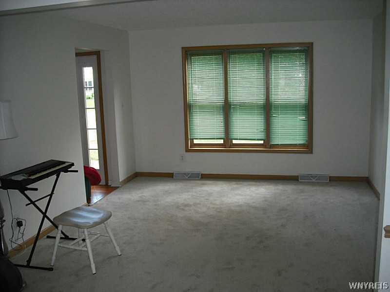 134 Bauman Road Amherst, NY 14221 - Photo 8 of 23 Living Room.