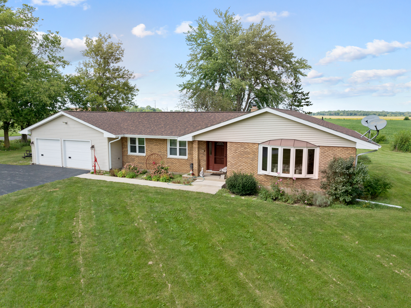 50W424 Plank Road Sycamore, IL 60178 - Photo 8 of 22 a front view of a house with a yard and trees