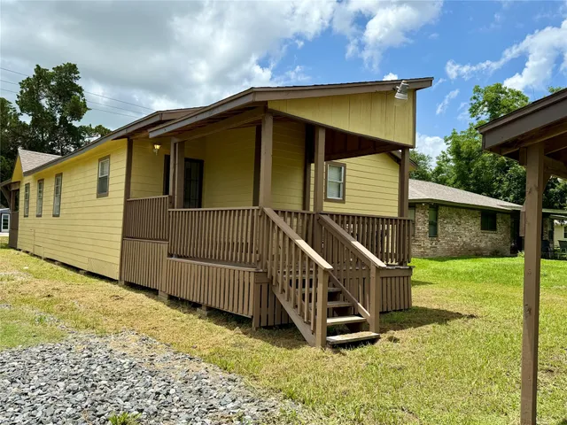 a view of a house with a backyard
