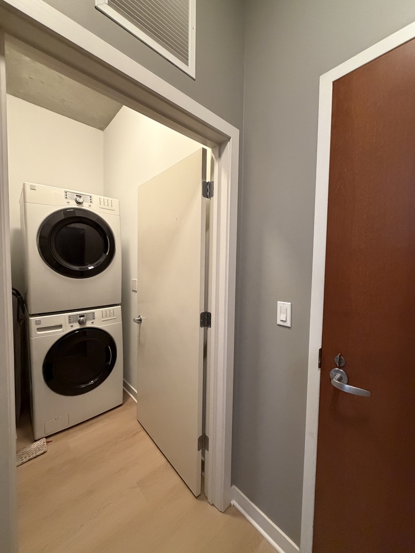 235 West Van Buren Street, Unit 2613 Chicago, IL 60607 - Photo 8 of 10 a utility room with dryer and washer